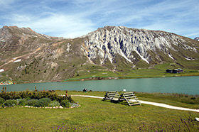 le lac de Tignes, départ de randonnées dans le parc de la Vanoise