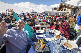 famille déjeunant au restaurant d'altitude de Tignes
